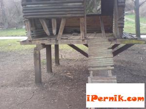 Къщичката на Баба Яга в градския парк на Перник 