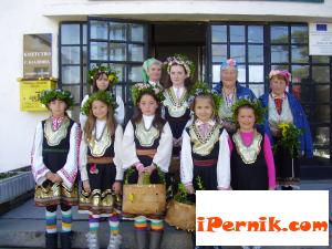 Лазарките пред читалището в Кладница