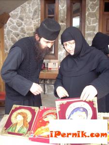 Майка Таисия показва на йеромонах Никанор уникалните икони