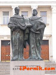 Паметникът на Кирил и Методий пред Народната библиотека в София 