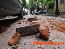 Перник снимка: тухли и отломки от земетресението
