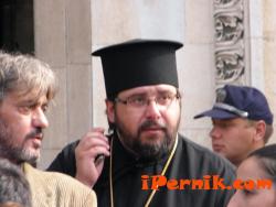 Отец Захарий Дечев и Андрей Пернишки, ръководител на вокална група "Мечо Пух"
