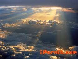 БОГ - Слънцето прокрадва лъчи между облаците
