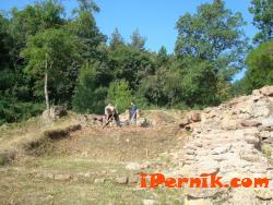 Разкопки на раннохристиянската базилика в подножието на крепостния хълм в Перник