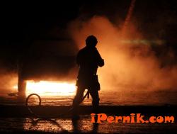 Лек автомобил горял тази нощ в Перник 05_1369213035