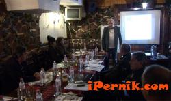 Над 100 души в Перник се учиха на инвестиционна политика 10_1381903589