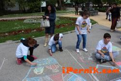 Деца изрисуваха асфалта в центъра на Перник в чест на Деня на Европа 05_1399530477