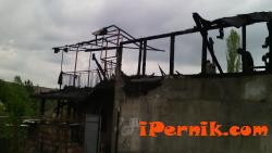 Изгорял е втория етаж на къща в пернишкия квартал "Стара Тева" 05_1399708859