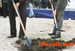 С първа символична копка се отбеляза стартът на доизграждането на новата сграда на ЕУП в Перник 06_1402324635