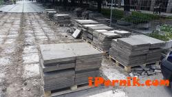 Демонтирането на гранита от площад Кракра в Перник започна 06_1402472003