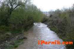 Река, която минава през пернишкия квартал "Мошино", наводнява 6 - 7 къщи 06_1403618828 сн: perniktoday.net