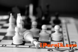 Кметът на община Ковачевци играе шах в обедната си почивка 08_1407159818