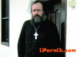 Авторът на "Черната овца" дразни монасите в Гигинсккия манастир 09_1411994594
