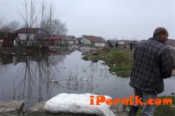 Роми откраднаха металната решетка на уличната канализация във Видин 03_1425395590