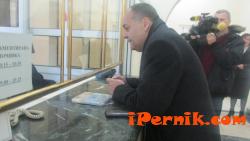 Кметът на Перник лично плати данъците си 03_1425468405