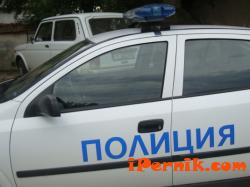 Полицаи от Второ РУ – МВР Перник изясняват сигнал за  изпочупен автомобил 03_1427284884