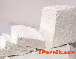 Фермер предлага сирене и мляко от мобилна хладилна витрина 05_1431148524