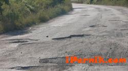 Пътят, който води до "Стрезимировци", се руши 05_1431499905