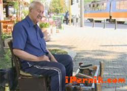 Мъж на 86 години лъска обувки в София 07_1438070633