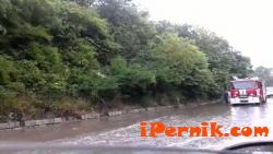 Огромна локва е блокирала пътя от София за Перник 07_1438335260