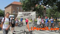 Велосипедистите ще продължат да блокират пешеходната пътека пред община Перник 08_1439705700