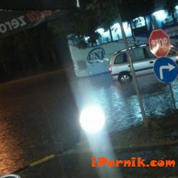 Бременна жена е спасена при наводнението в Перник 09_1442900782