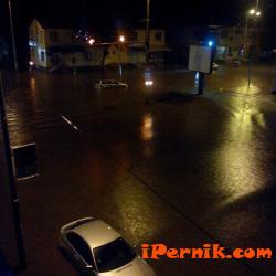 Автомобили са закъсали след наводнението в Перник 09_1442901157