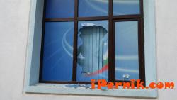 Вандали потрошиха стъклата на централата на ГЕРБ в Перник 10_1446107045