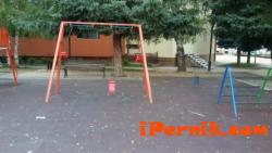 Вандали изпочупиха детската площадка в Трън 11_1446450815