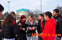 В Перник информират обществото за проблема ХИВ 11_1448371042