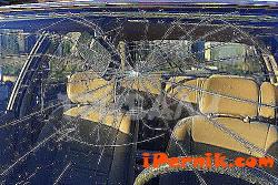 Неизвестни изпотрошиха стъклата на лек автомобил Пежо в кв. Изток 12_1449672507