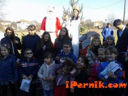 Дядо Коледа и Снежанка раздадоха подаръци на жителите на Витановци 12_1451120644