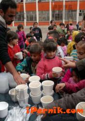 Изхвърлят тонове развалена храна за бежанците 04_1460788824