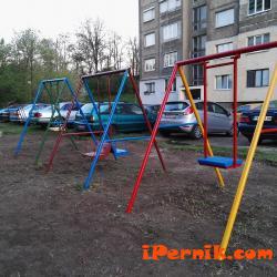 Ремонтират детската площадка в квартал Иван Пашов 04_1461248126