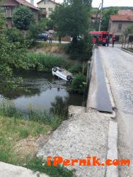 Автомобил е паднал в река Струма 06_1466442344