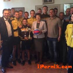 Малките волейболисти на „Миньор” до 10 години посетиха Вяра Церовска 09_1473915558