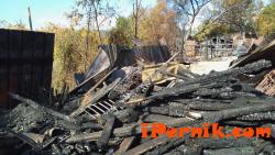 В пожара в неделя са изгорели стари дограми, гардероби и паркети 10_1475555161