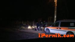 Радомирски полицаи издирват шофьор на автомобил, блъснал две коли и избягал 11_1478333375