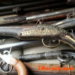 Служители от Първо РУ – Перник иззеха старинни пушки, револвери,  монети и евангелие 11_1480398426