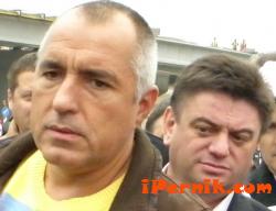 Иво Петров, скрит зад гърба на Бойко Борисов 