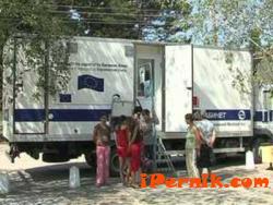 Ромите се радват на детския мобилен център сн. bnt.bg