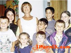 Ваня със семейството си от сираци преди да я уволнят