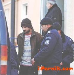 Полицаи извеждзат Заека от психиатрията в София