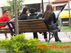 Трънчани поседнали на пейките в обновения център на града