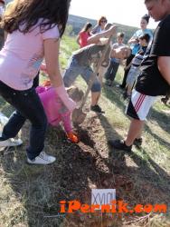 Деца садят дръвчета на Тева