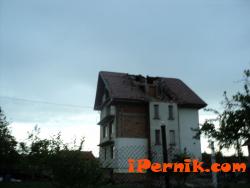 Къща с паднал покрив в Мещица - епицентър на земетресението в Перник