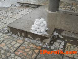 Снежни топки от протеста