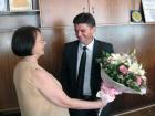 Главният редактор на в-к "Съперник" Любомира Пелова" поднесе цветя от името на г