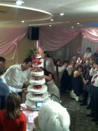 Младоженци пред сватбената торта в Казабланка
