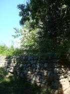 Стар зид от православен храм до механата "Кракра"